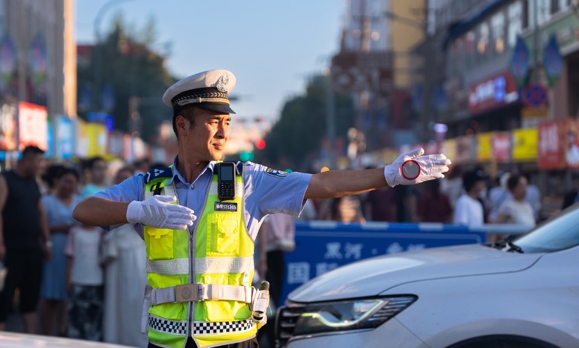 肩灯伴霓虹 黑河交警全力护航边城“夜经济”